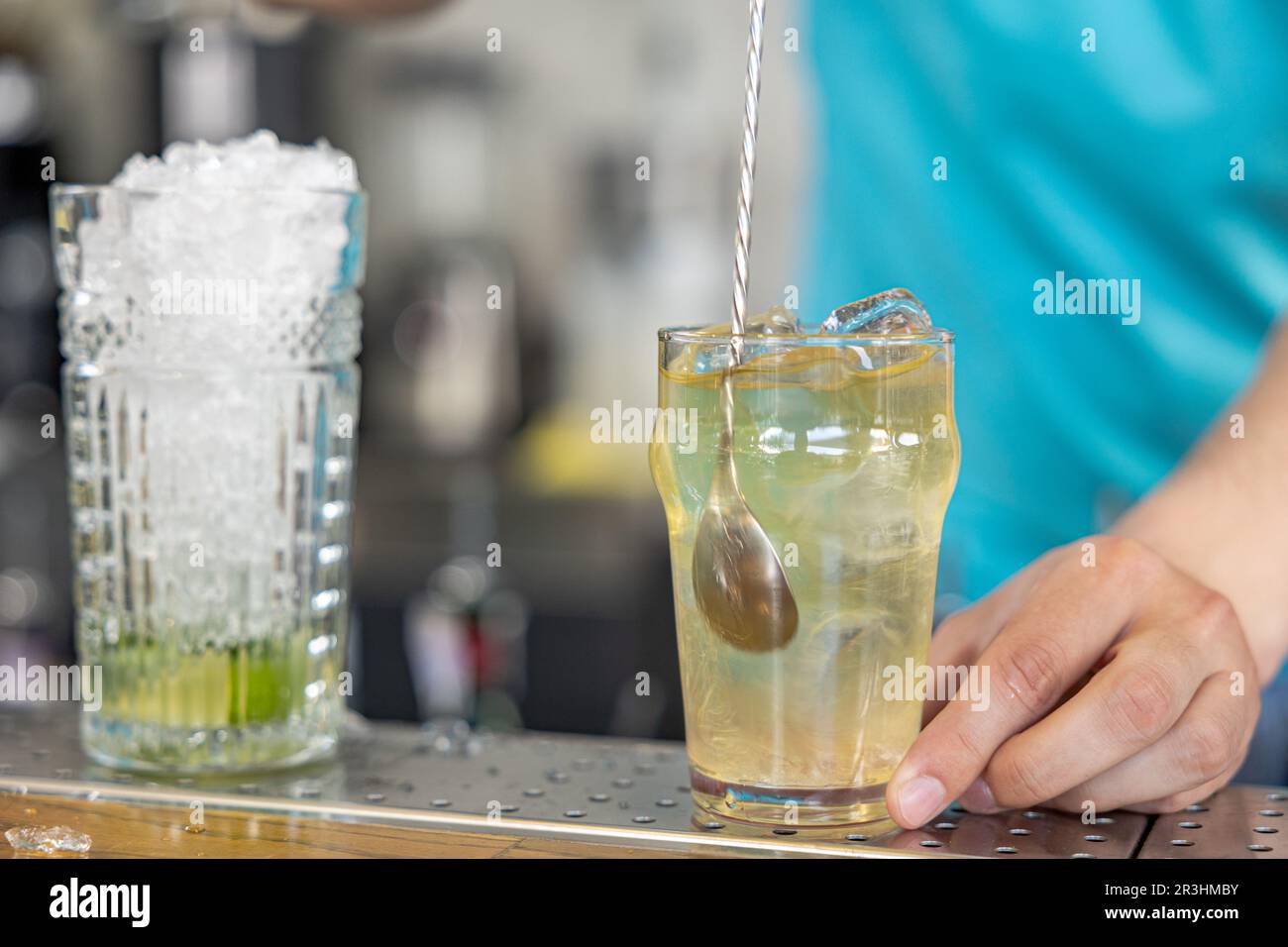 Le barman prépare deux verres avec des cocktails d'été au restaurant Banque D'Images
