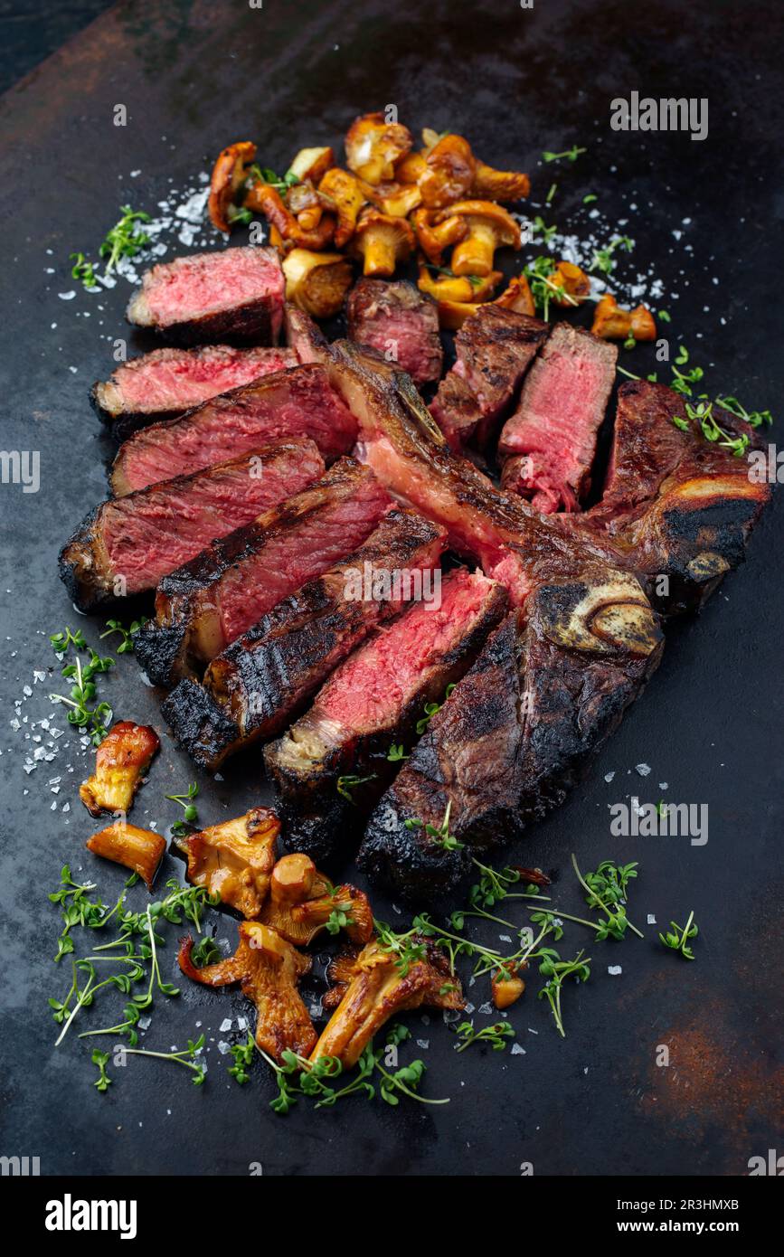 Barbecue traditionnel de viande hachée de porc Wagyu vieux steak bistecca alla Fiorentina avec