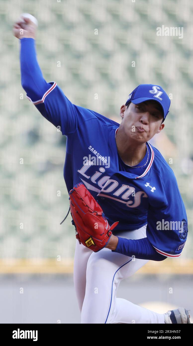 24th mai 2023. Baseball: Samsung Lions vs Doosan Bears le lanceur Samsung  Lions a gagné Tae-in lance un terrain lors d'un match de la saison  régulière de l'Organisation de baseball de Corée