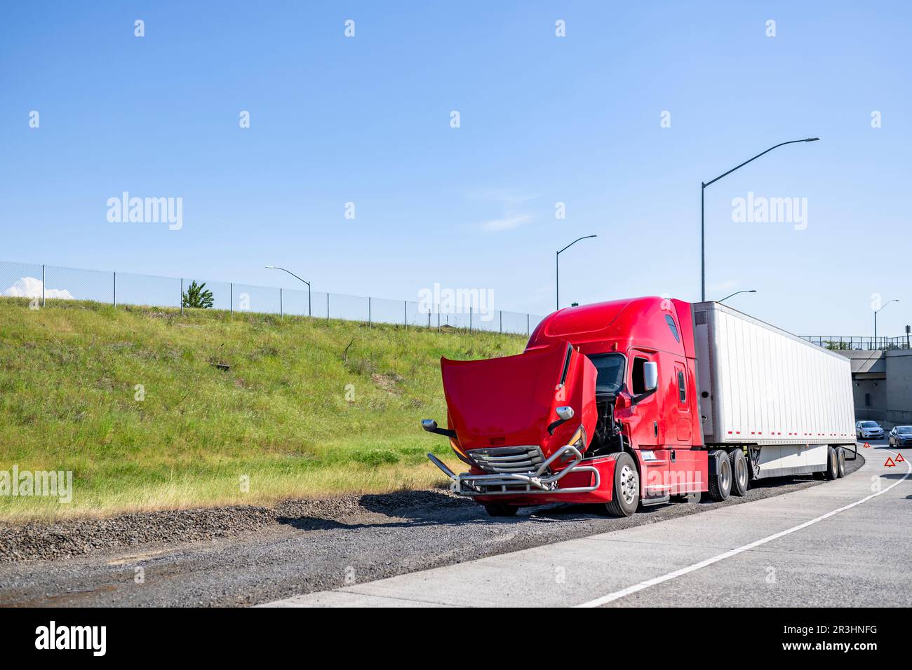 Tracteur semi-remorque standard industriel de grande taille rouge cass?� avec capot ouvert et 