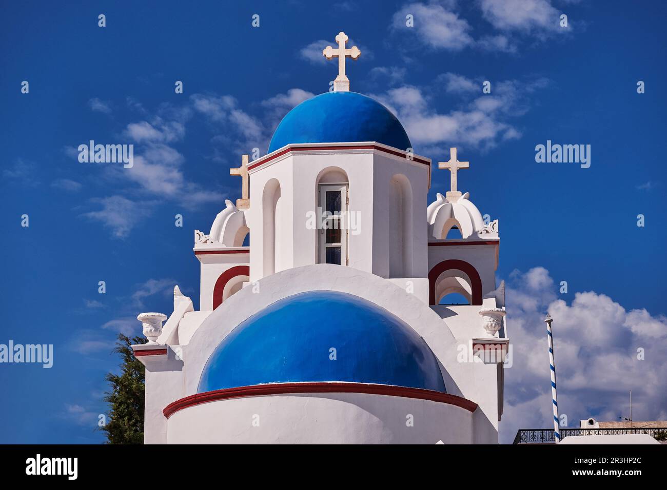 Petite église avec son dôme bleu - Fira, Santorini, Grèce - magnifique ciel bleu Banque D'Images