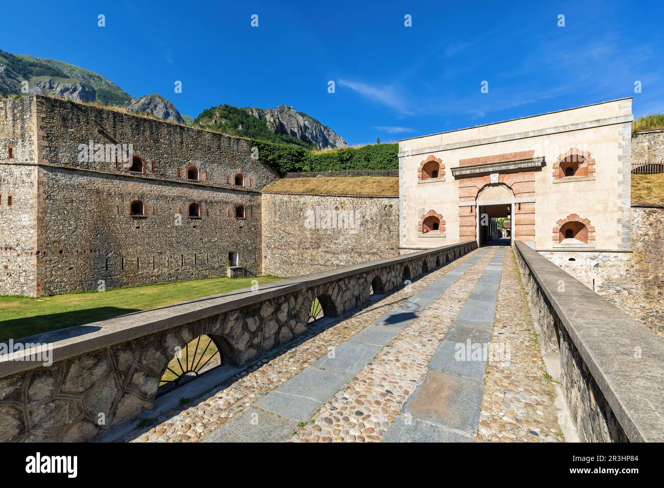 Vue sur l'ancienne forteresse militaire alpine sous un ciel bleu à Vinadio, Italie. Banque D'Images