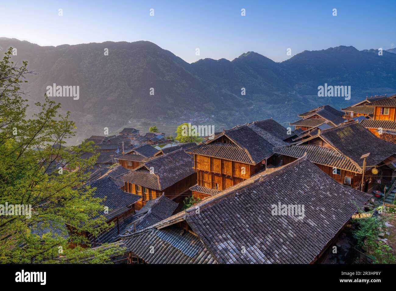 maisons de vieux village dans les montagnes au coucher du soleil Banque D'Images