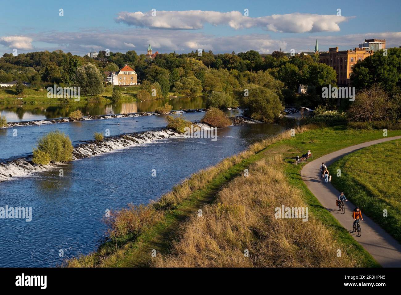 La vallée de la Ruhr avec la piste cyclable de la vallée de la Ruhr, Hattingen, région de la Ruhr, Allemagne, Europe Banque D'Images