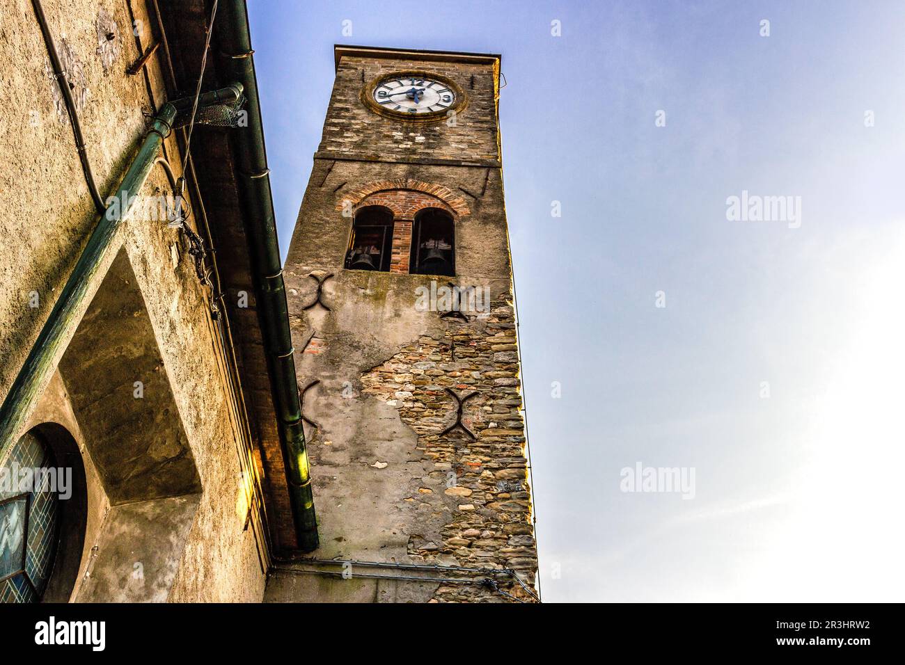 Beffroi d'église italienne avec horloge Banque D'Images