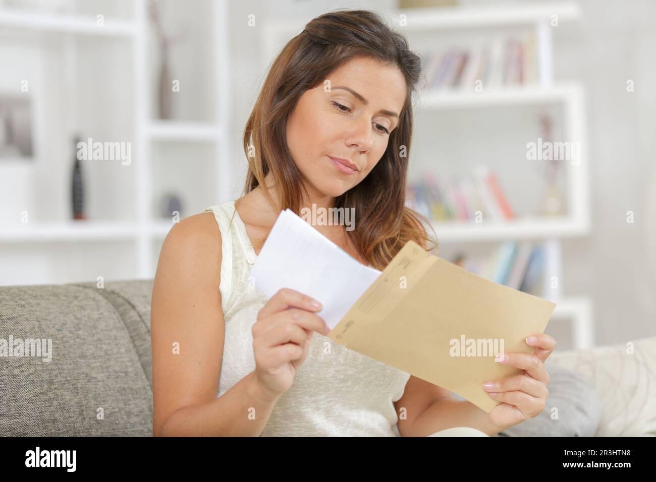 femme recouvrez la grande enveloppe de documents avec du ruban adhésif avant de l'envoyer Banque D'Images