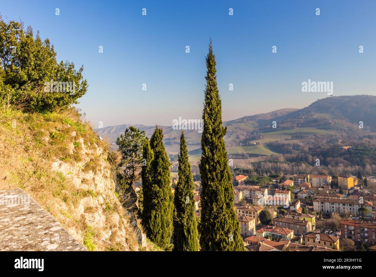 Village de campagne, cyprès et collines cultivées Banque D'Images