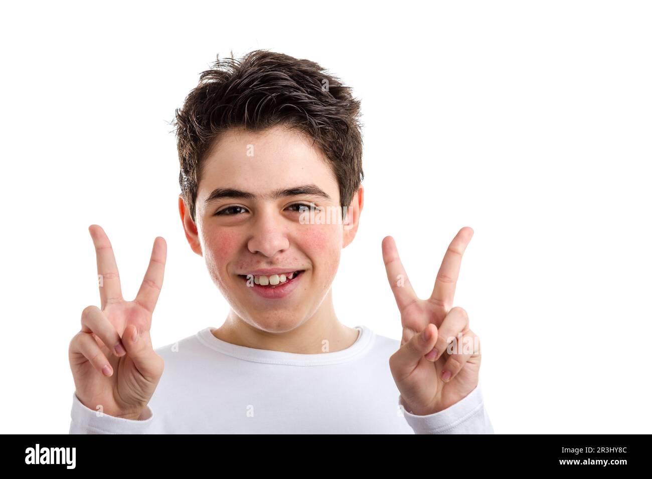 Double victoire ou geste de paix par un garçon hispanique avec une peau sujette à l'acné Banque D'Images