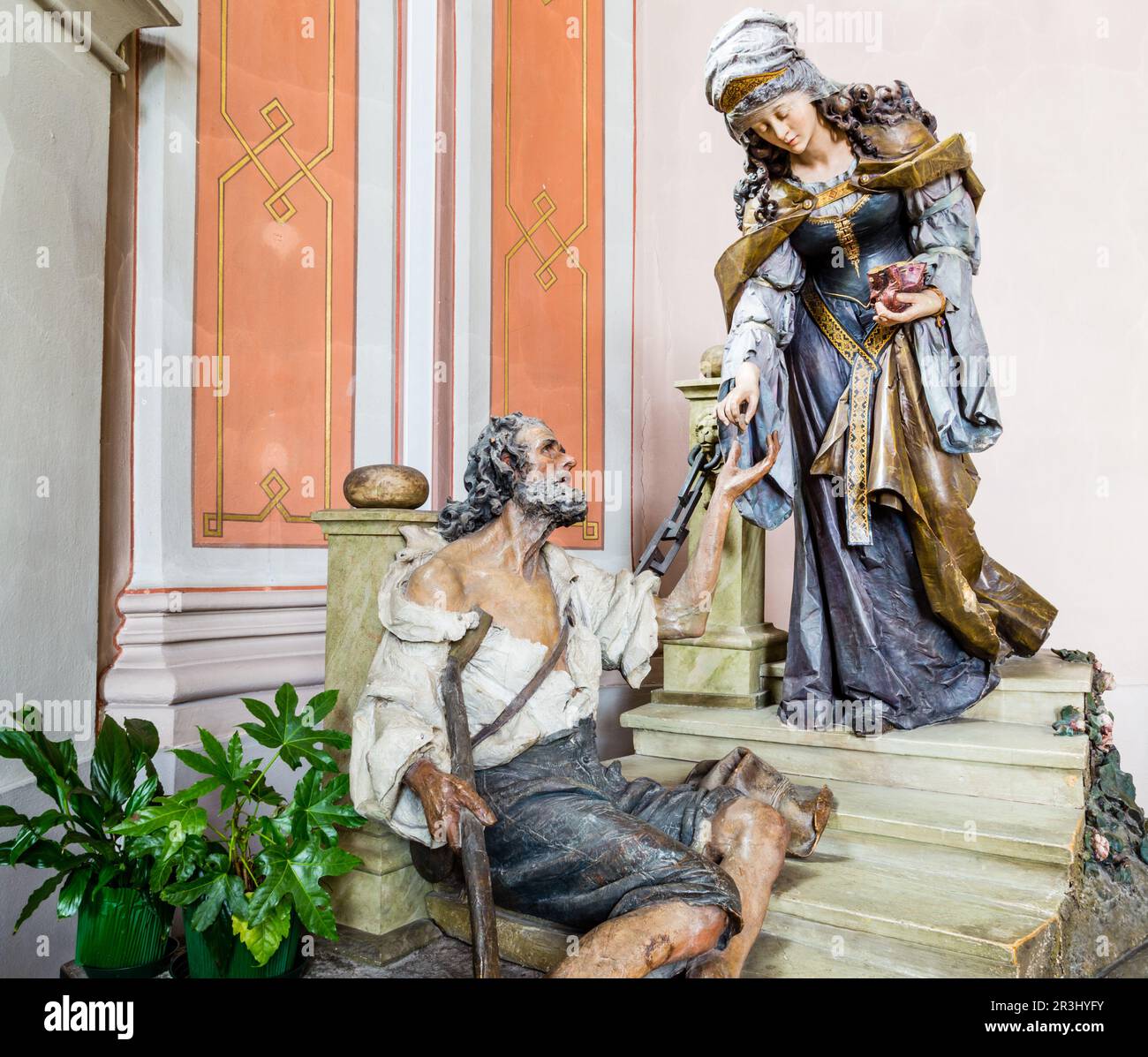 Statue en bois sculpté de Saint Elizabeth avec mendiant dans un geste de charité Banque D'Images