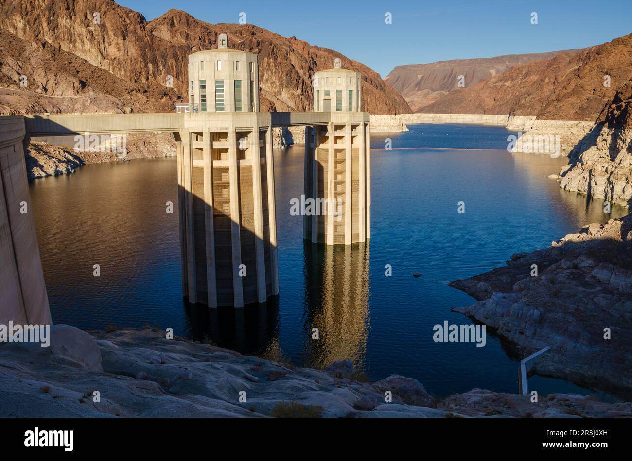 Le pont pédestre du barrage Hoover avec des tours Banque D'Images