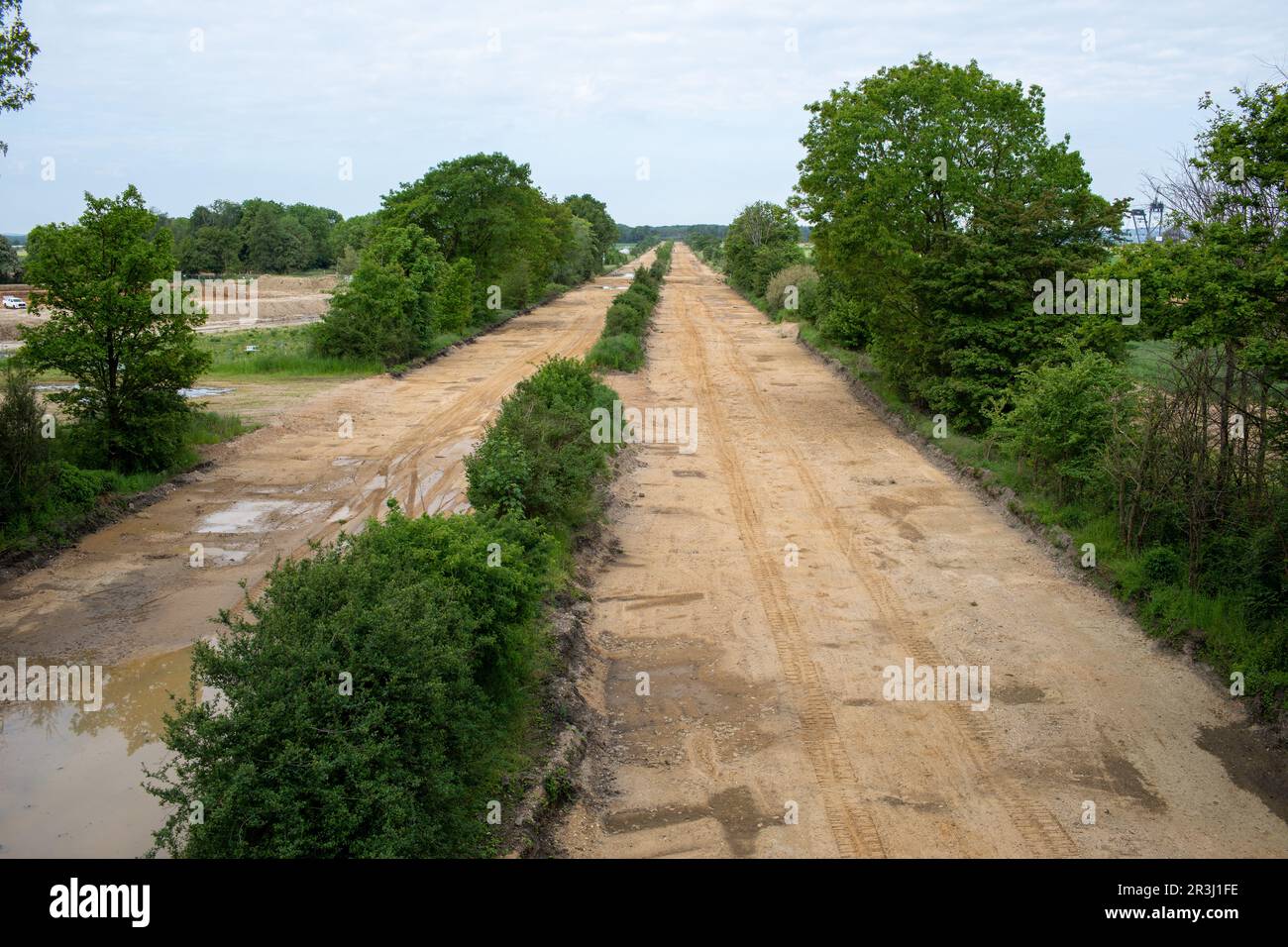 Autoroute abandonnée près de la forêt de Hambach, en Allemagne, près d'une mine de lignite à ciel ouvert. Un symbole de l'impact environnemental et de l'industrialisation mis en place dans un deso Banque D'Images