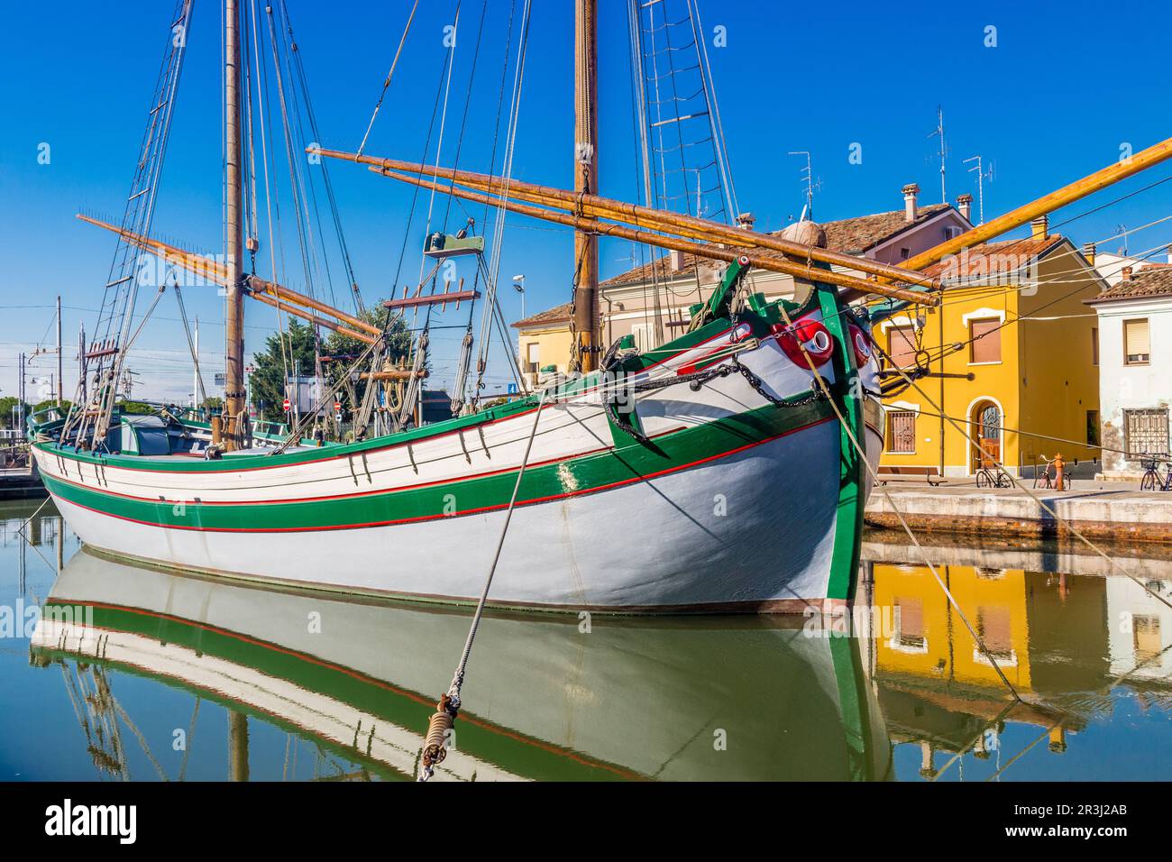 Anciens voiliers sur le port du canal italien Banque D'Images
