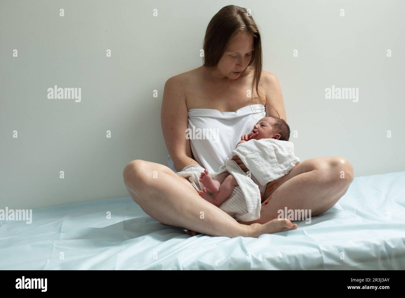 La femme avec le nouveau-né a un repos Banque D'Images