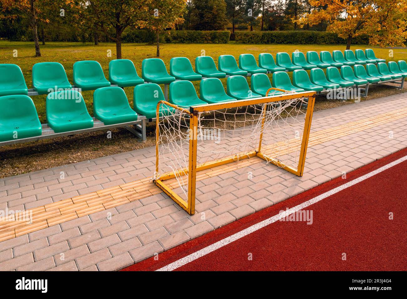 De petits buts métalliques sont laissés dans le stade après un entraînement de football en plein air Banque D'Images