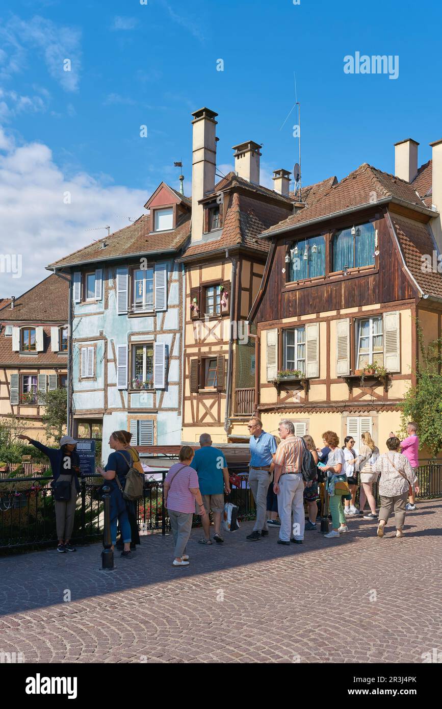 Touristes dans la vieille ville médiévale de Colmar en France dans le quartier historique de la petite Venise Banque D'Images
