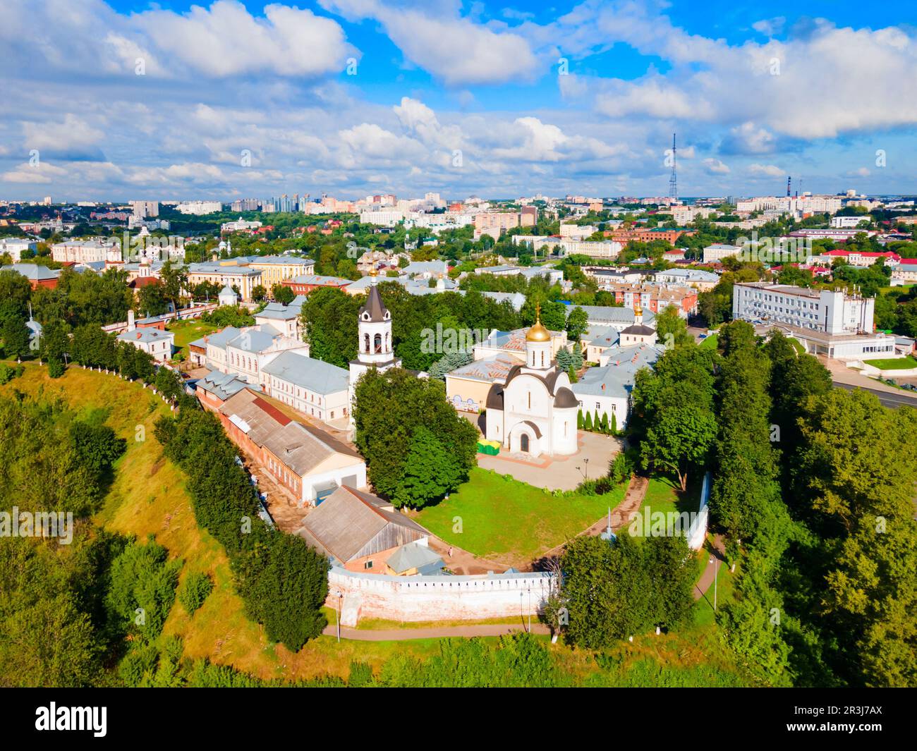 Église à l'intérieur du Kremlin de Vladimir vue panoramique aérienne. Le Kremlin est un ancien complexe fortifié situé dans le centre de la ville de Vladimir, le Golden Ring of Russi Banque D'Images