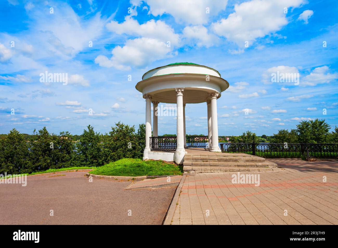 Le pavillon du quai de la Volga est une rotonde ronde ouverte, un des symboles de la ville de Yaroslavl, l'anneau d'or de Russie Banque D'Images