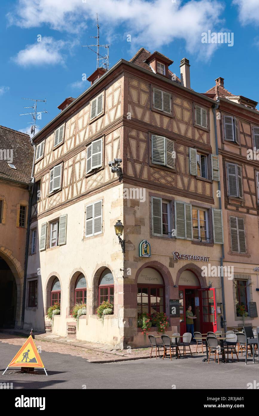 Restaurant dans une maison à colombages dans la vieille ville historique de Colmar en France Banque D'Images