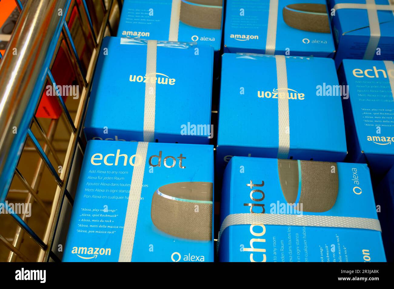 Avril 2023 Milan, Italie: Echodot icône du logo Amazon en gros plan dans la boutique électronique. Gros plan de l'assistant virtuel Amazon d'Echodot Banque D'Images