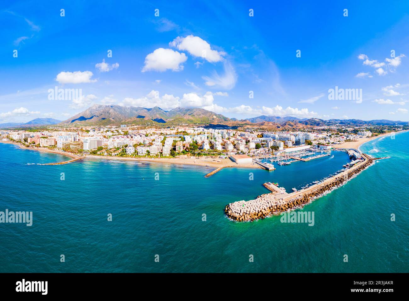 Vue panoramique aérienne de la marina de Marbella. Marbella est une ville de la province de Malaga en Andalousie, Espagne. Banque D'Images