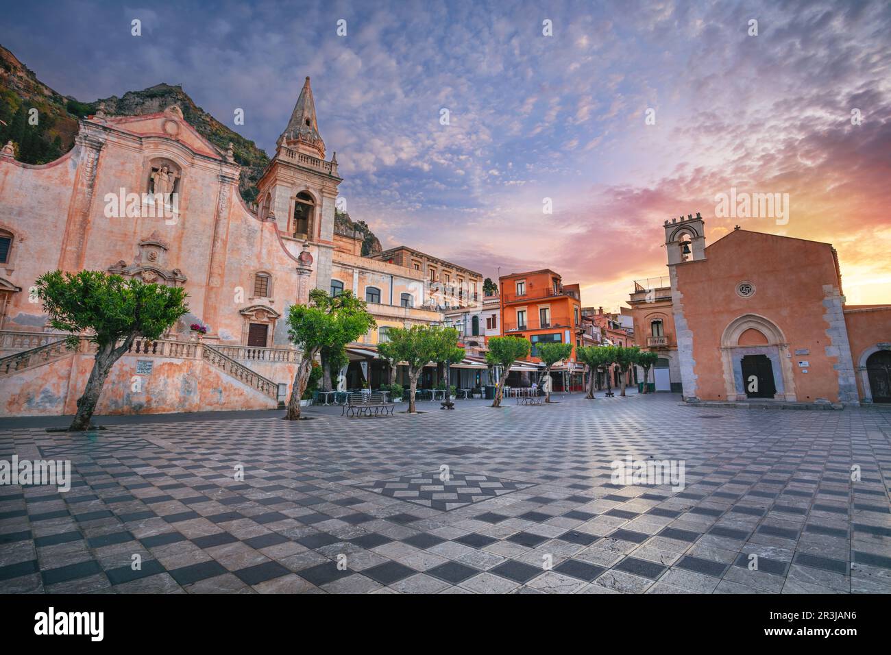 Taormina, Sicile, Italie. Image du paysage urbain de la ville pittoresque de Taormine, Sicile avec la place principale Piazza IX Aprile et l'église San Giuseppe au lever du soleil. Banque D'Images