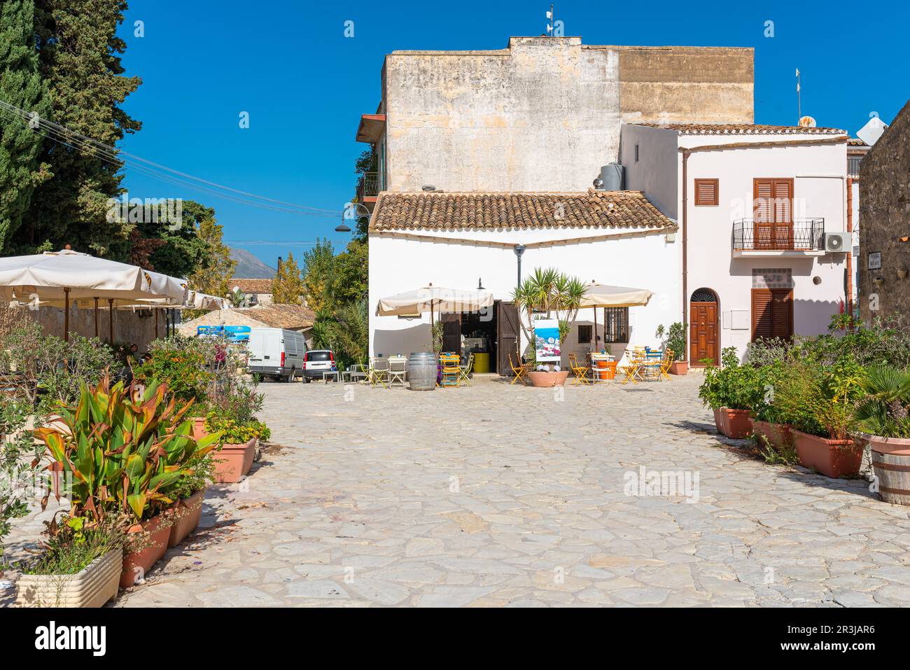 La piazza de Scopello avec gastronomie et café, située dans le centre du village Banque D'Images