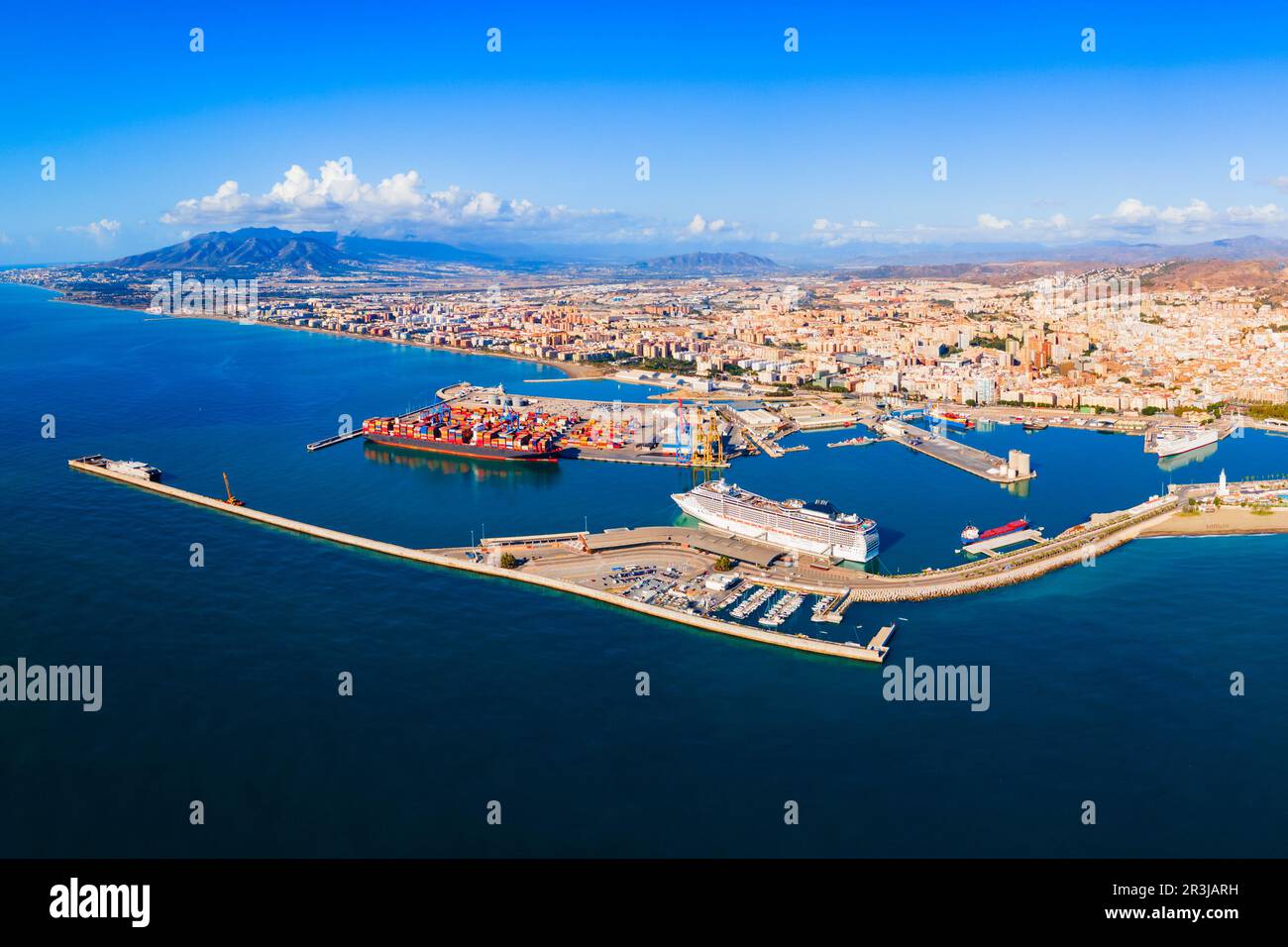Vue panoramique sur le port de Malaga. Malaga est une ville de la communauté andalouse en Espagne. Banque D'Images