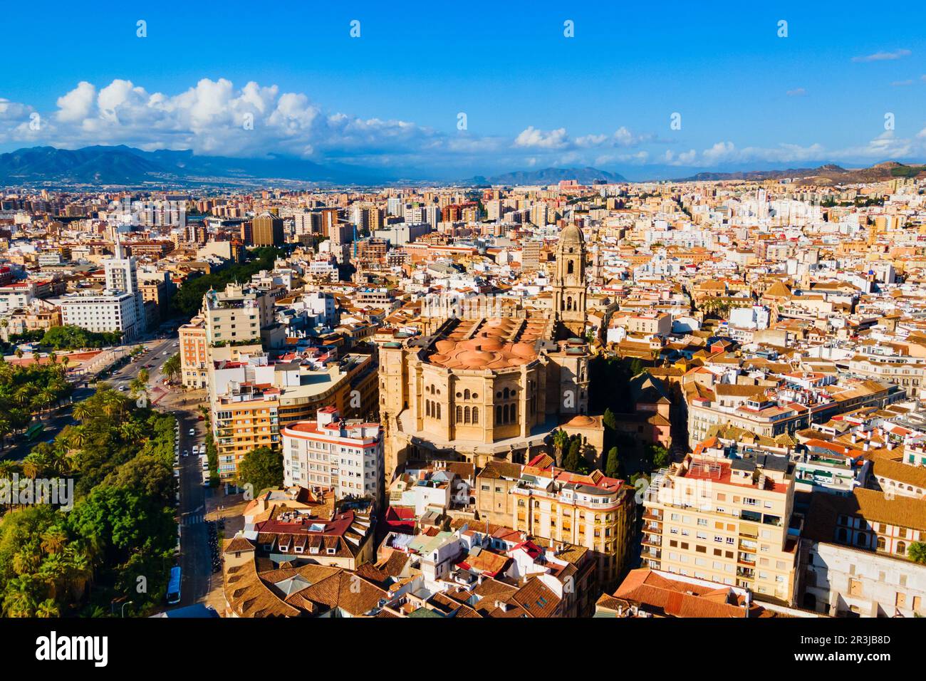 Vue panoramique sur la cathédrale de Malaga. La cathédrale de Malaga est une église catholique romaine dans la ville de Malaga, dans la communauté andalouse en Espagne. Banque D'Images