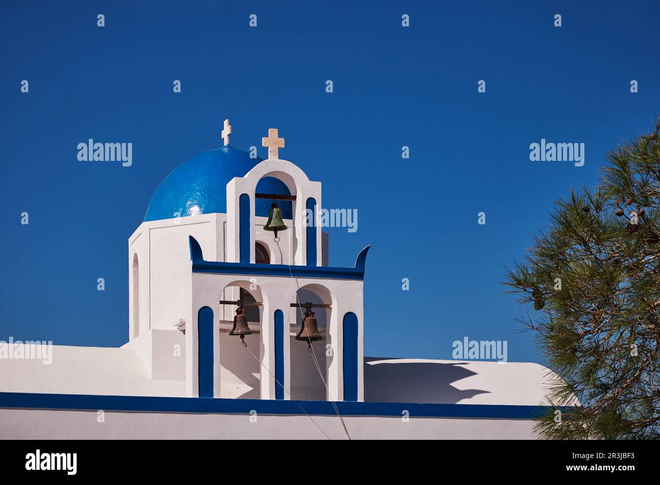 Saint-Marc Sainte Chapelle orthodoxe avec ses trois Bells Tower et Blue Dome - Santorini Island, Grèce Banque D'Images