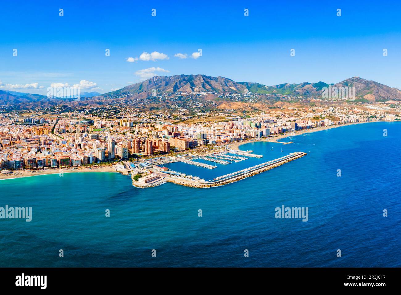 Vue panoramique sur la plage et la marina de Fuengirola. Fuengirola est une ville sur la Costa del sol dans la province de Malaga en Andalousie, Espagne. Banque D'Images