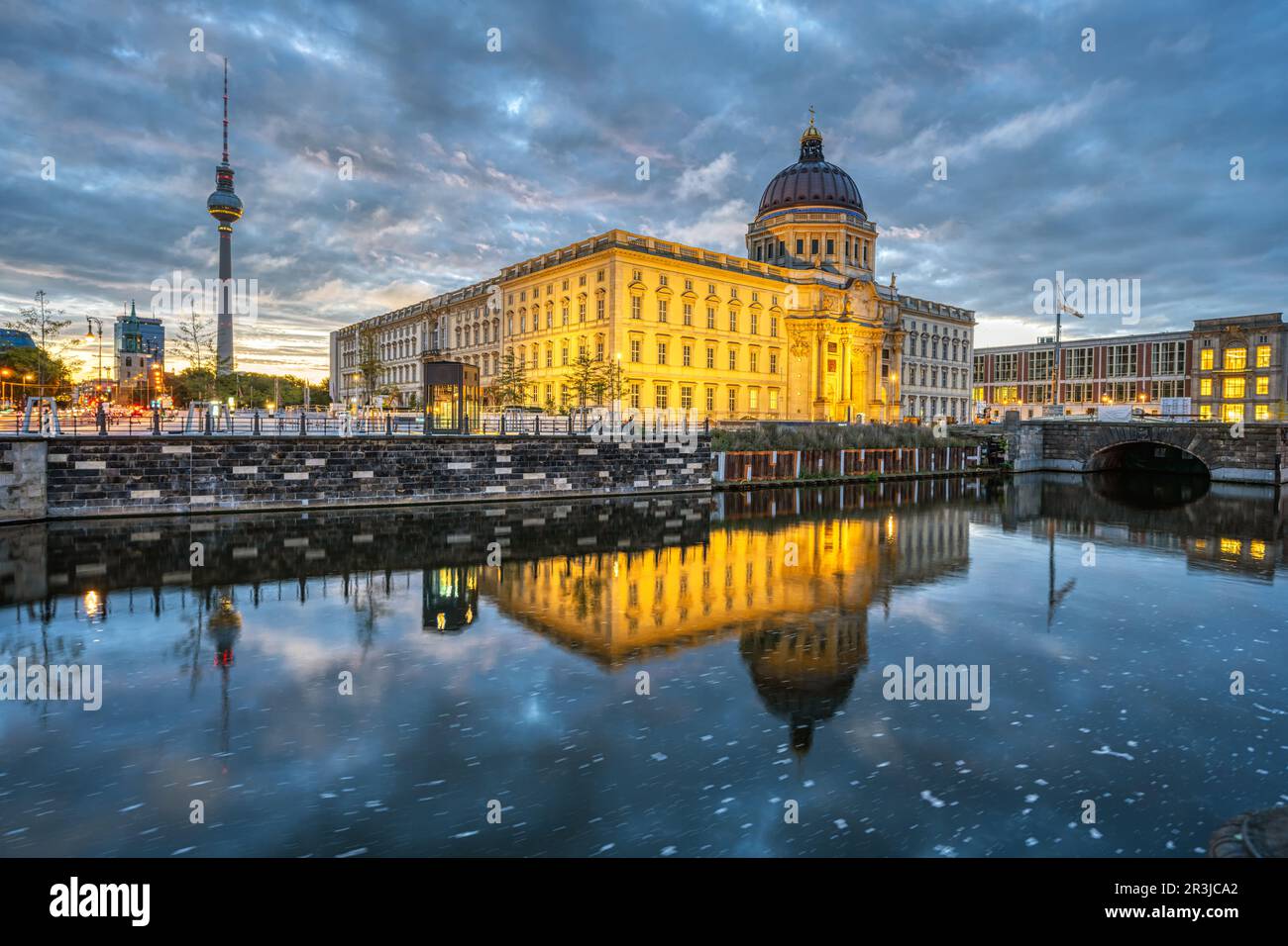 Le palais de Berlin reconstruit avec la tour de télévision et quelques nuages sombres de tempête à l'aube Banque D'Images