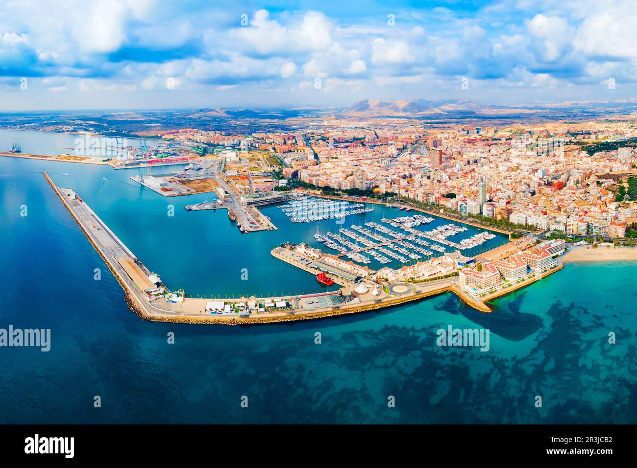 Port de la ville d'Alicante avec des bateaux et des yachts vue panoramique aérienne. Alicante est une ville de la région de Valence, en Espagne. Banque D'Images