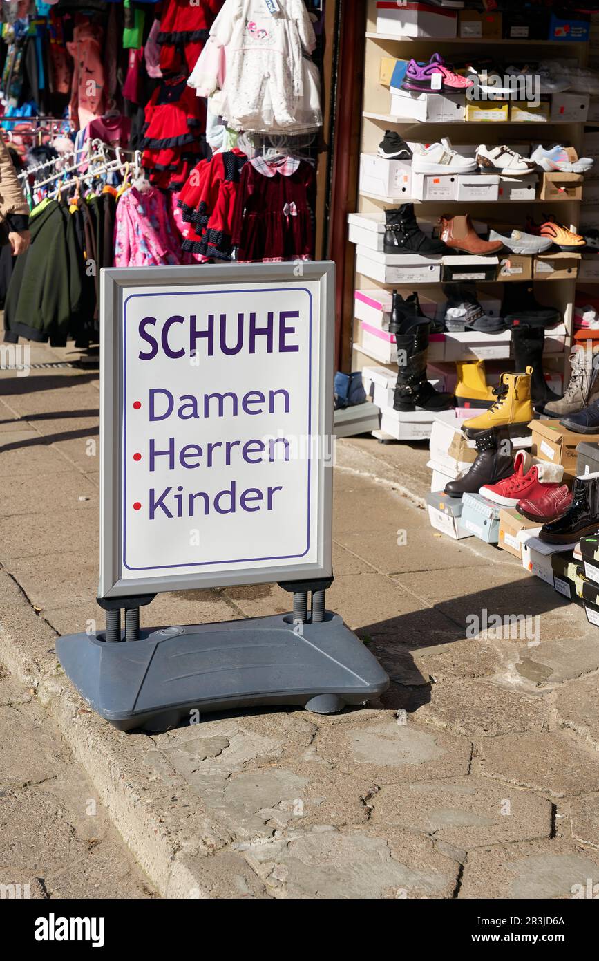 Signe avec texte allemand sur un marché à Swinoujscie, Pologne. Chaussures pour femmes, hommes, enfants Banque D'Images