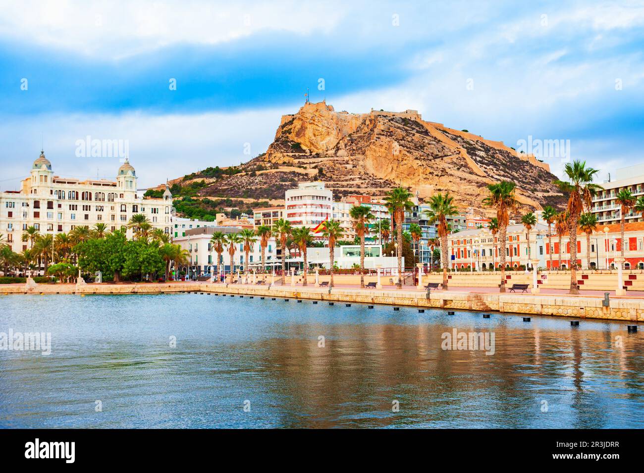 La place du port et le château de Santa Barbara en arrière-plan. Le château de Santa Barbara est un fort situé sur le mont Benacantil, dans le centre d'Alicante, en Espagne. Banque D'Images