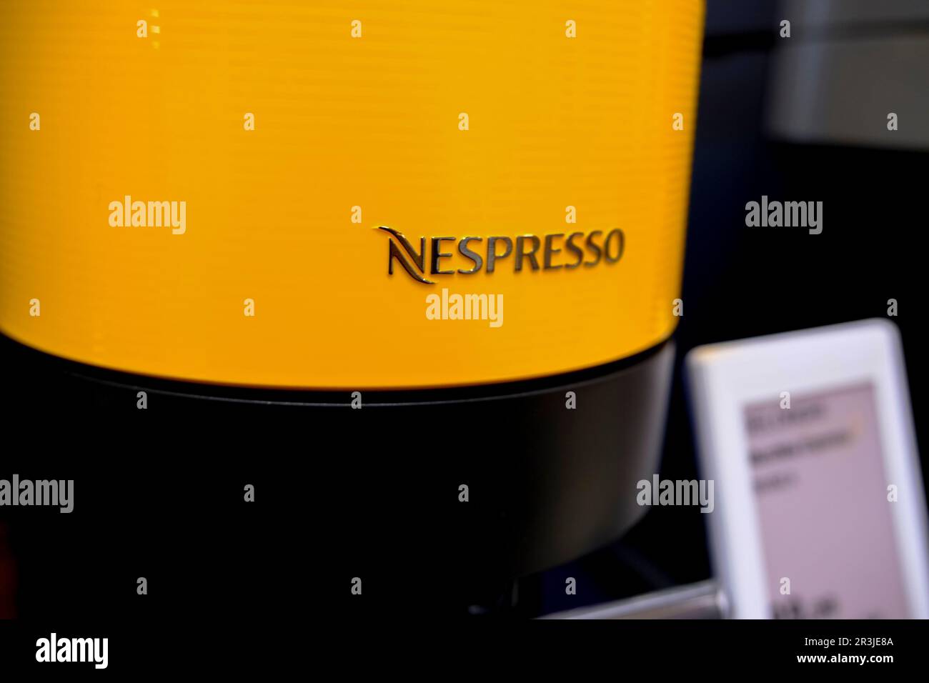 2023 avril Milan, Italie : logo Nespresso en gros plan dans la boutique électronique. Machine à café Nespresso en gros plan Banque D'Images