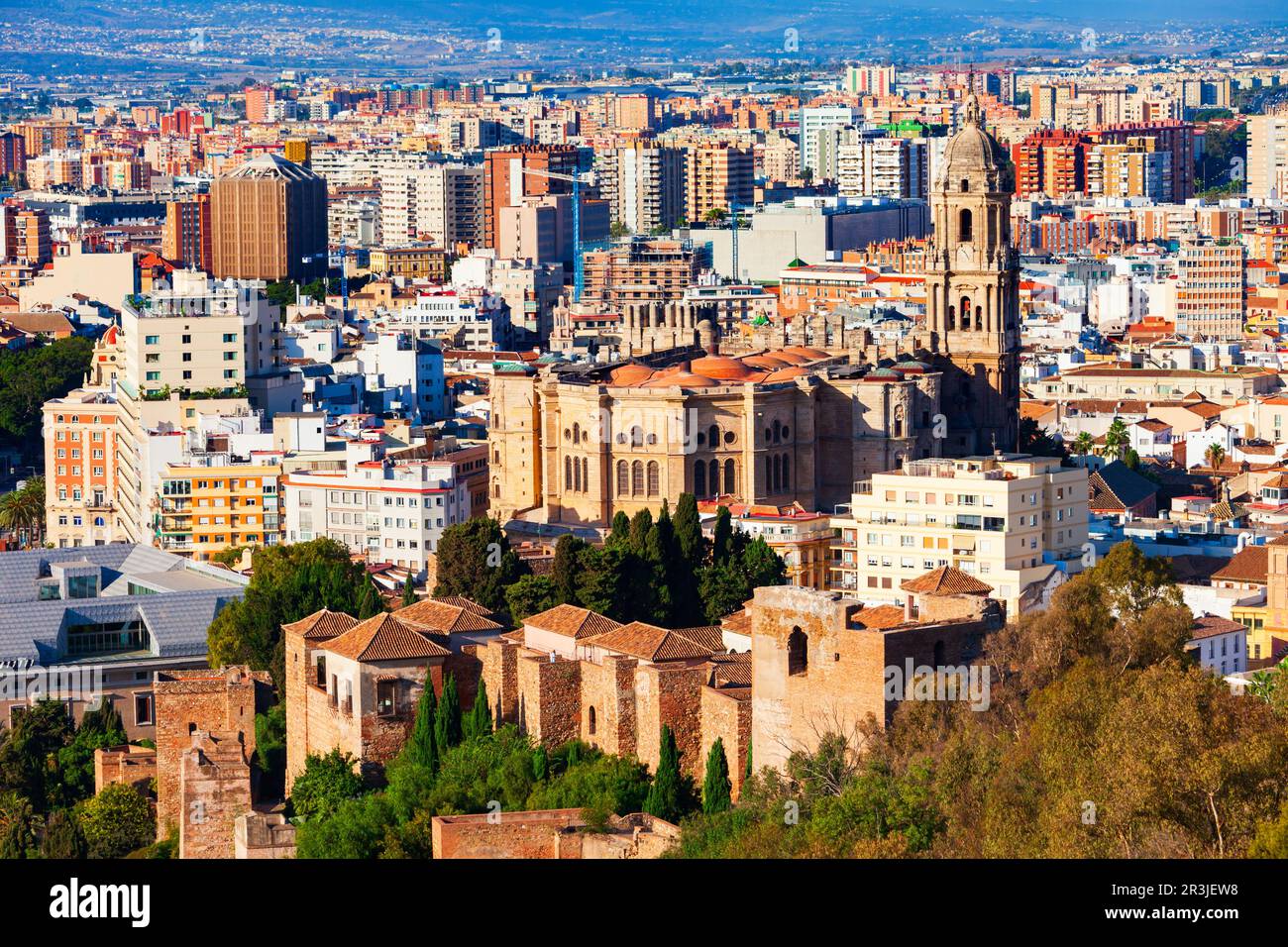 Vue panoramique sur la cathédrale de Malaga. La cathédrale de Malaga est une église catholique romaine dans la ville de Malaga, dans la communauté andalouse en Espagne. Banque D'Images
