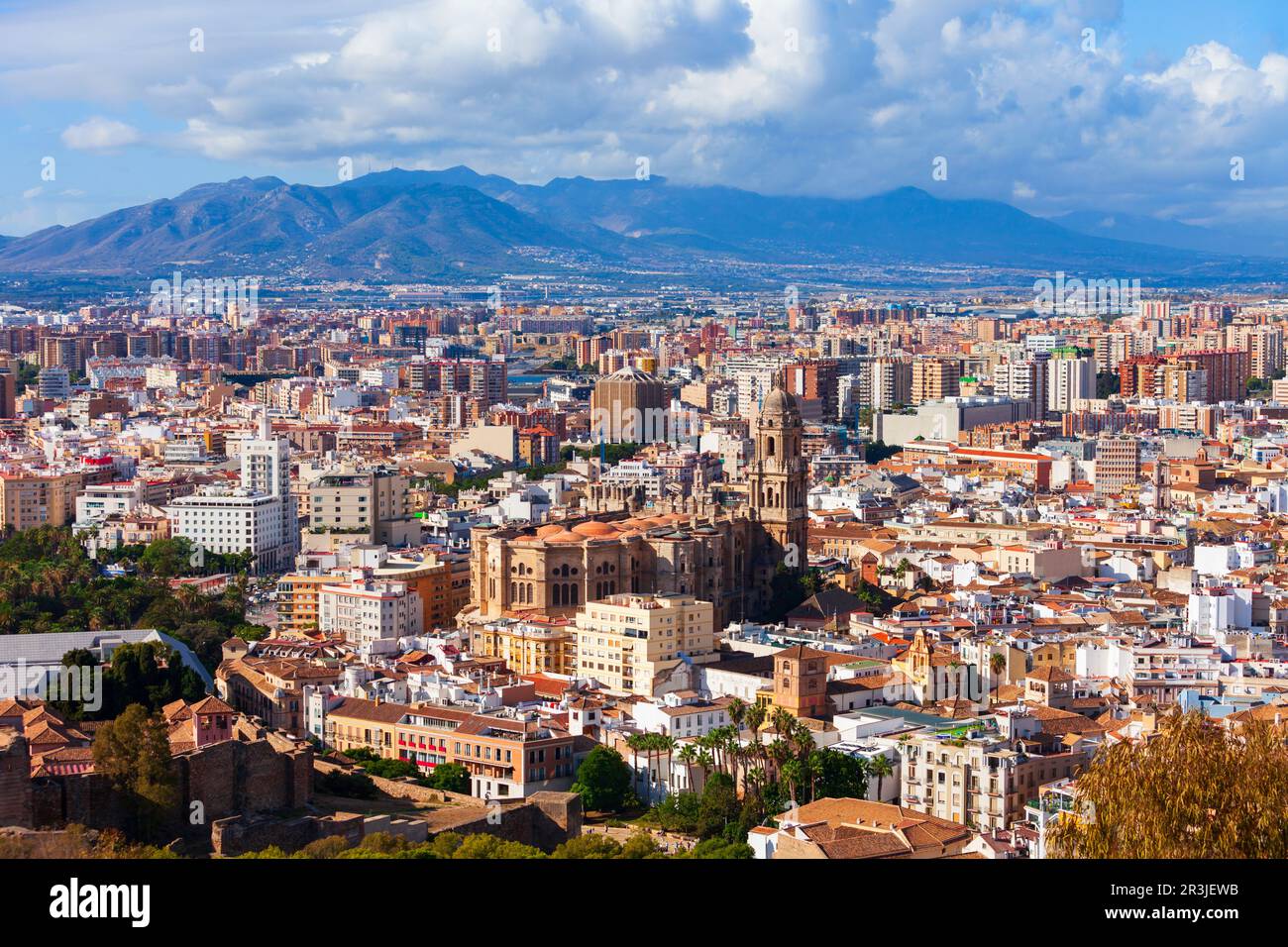 Vue panoramique sur la cathédrale de Malaga. La cathédrale de Malaga est une église catholique romaine dans la ville de Malaga, dans la communauté andalouse en Espagne. Banque D'Images