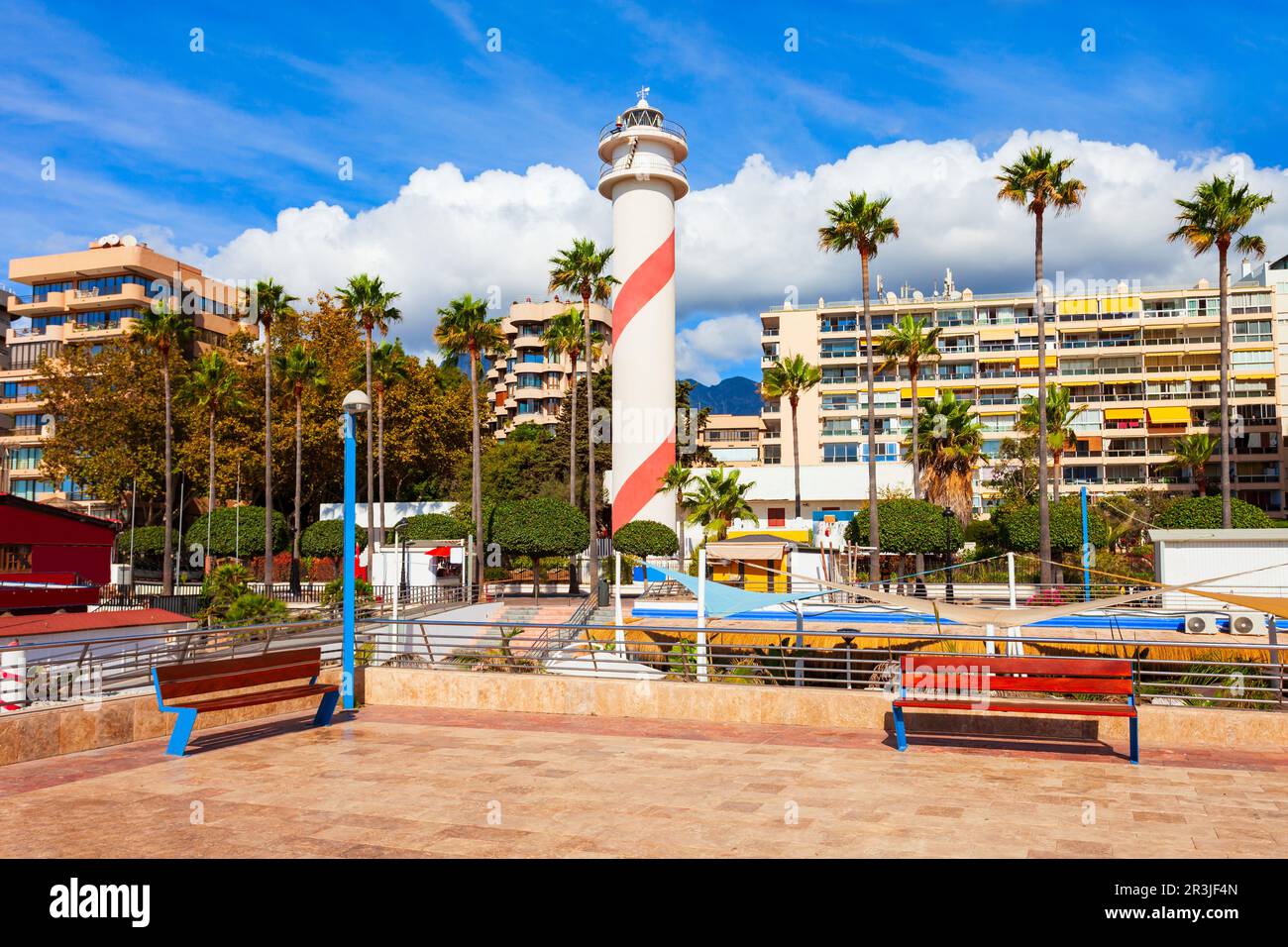Promenade et phare de la plage de Marbella. Marbella est une ville de la province de Malaga en Andalousie, Espagne. Banque D'Images