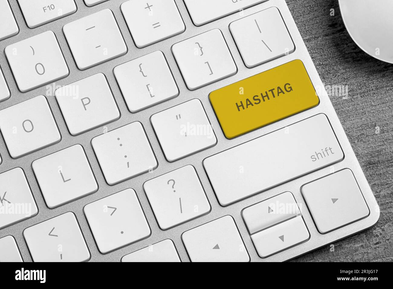 Bouton jaune avec mot HASHTAG sur le clavier de l'ordinateur, vue de dessus  Photo Stock - Alamy