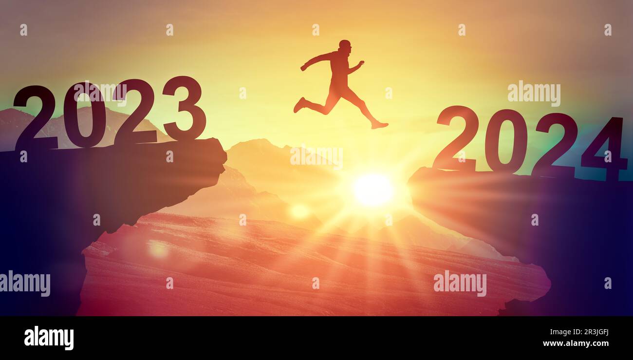 Homme sautant sur la falaise 2024 au coucher du soleil. Nouvelle année