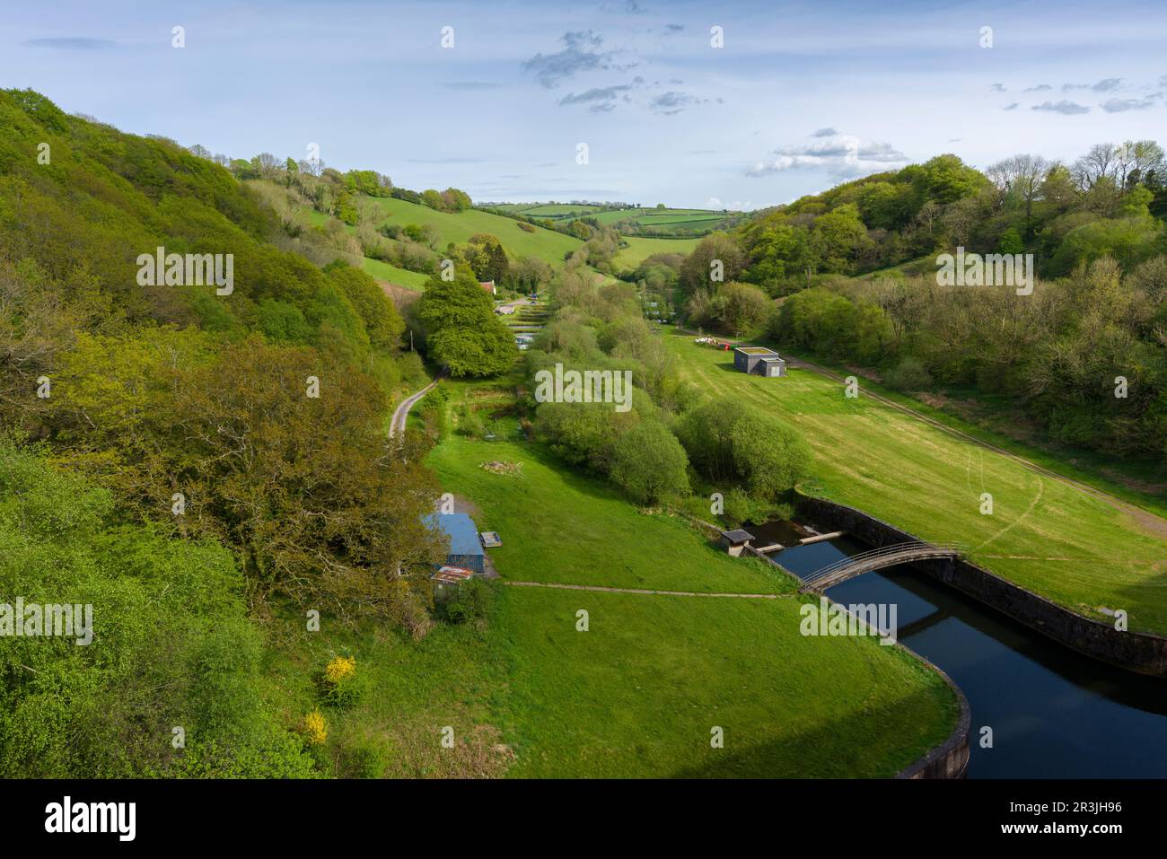 La vue sur la rivière Tone depuis le barrage de Clatworthy Reservoir dans les collines de Brendon, Somerset, Angleterre. Banque D'Images