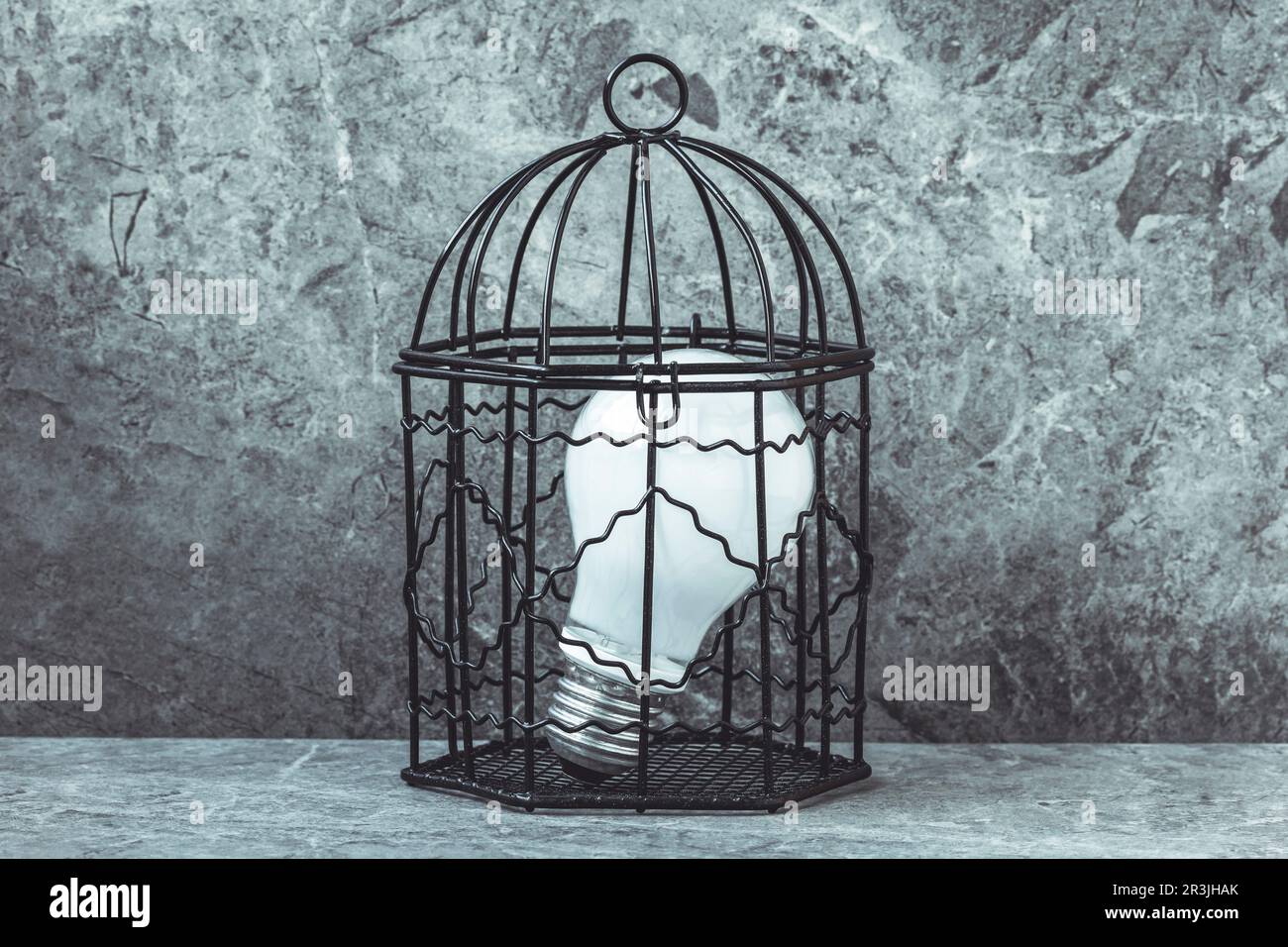 Une ampoule dans une cage Banque D'Images