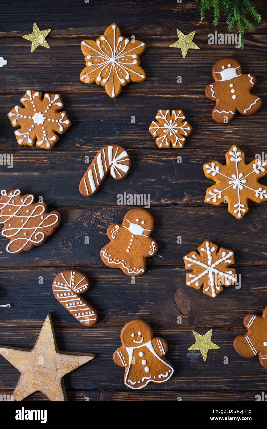 Biscuits de Noël de différentes formes avec sucre décor glaçure Banque D'Images