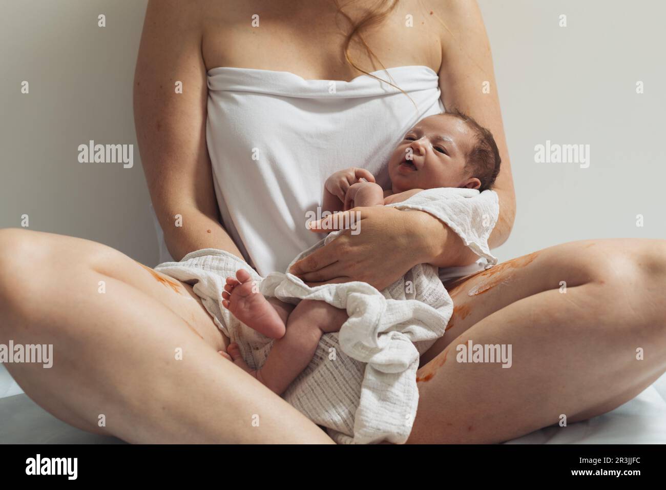 La femme avec le nouveau-né a un repos Banque D'Images