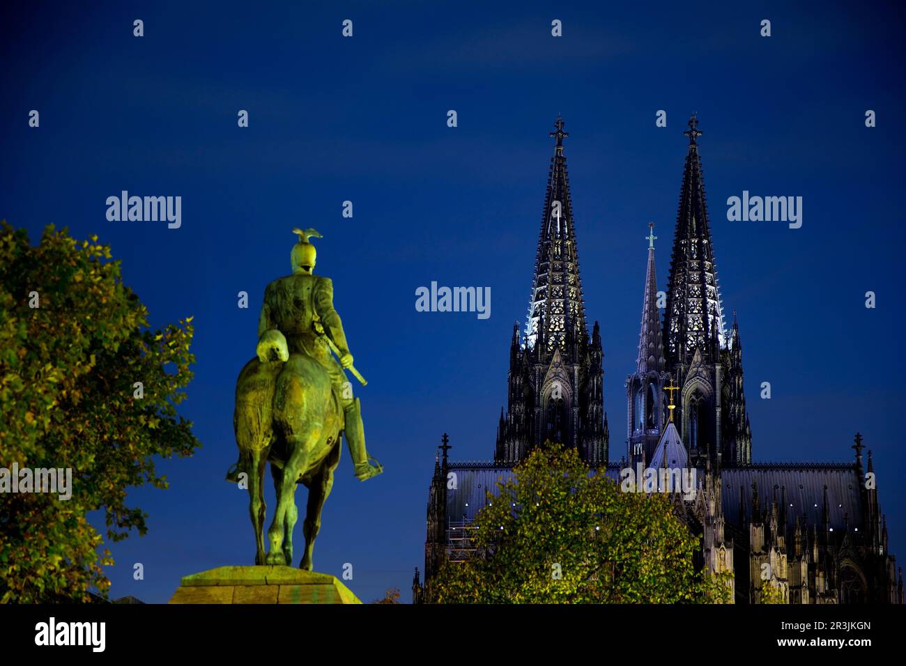 Économie d'énergie, cathédrale de Cologne faiblement éclairée la nuit, Cologne, Rhénanie-du-Nord-Westphalie, Germay, Europe Banque D'Images