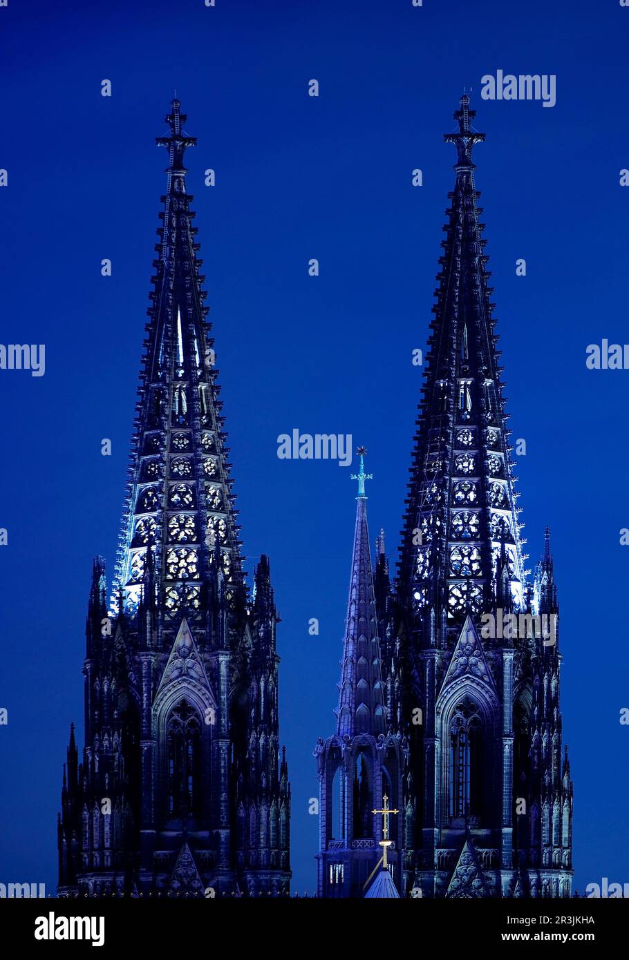 Économie d'énergie, cathédrale de Cologne faiblement éclairée la nuit, Cologne, Rhénanie-du-Nord-Westphalie, Germay, Europe Banque D'Images