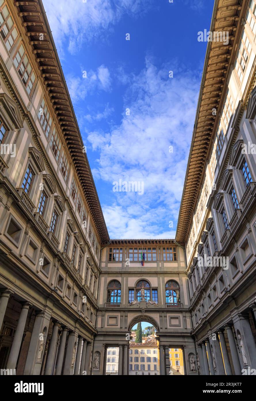 La Galerie des Offices de Florence, Italie : vue sur la cour intérieure étroite entre les deux ailes du palais. Banque D'Images