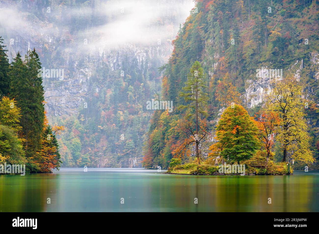 Lac Königsee dans le parc national Berchtesgadener Land à l'automne Banque D'Images