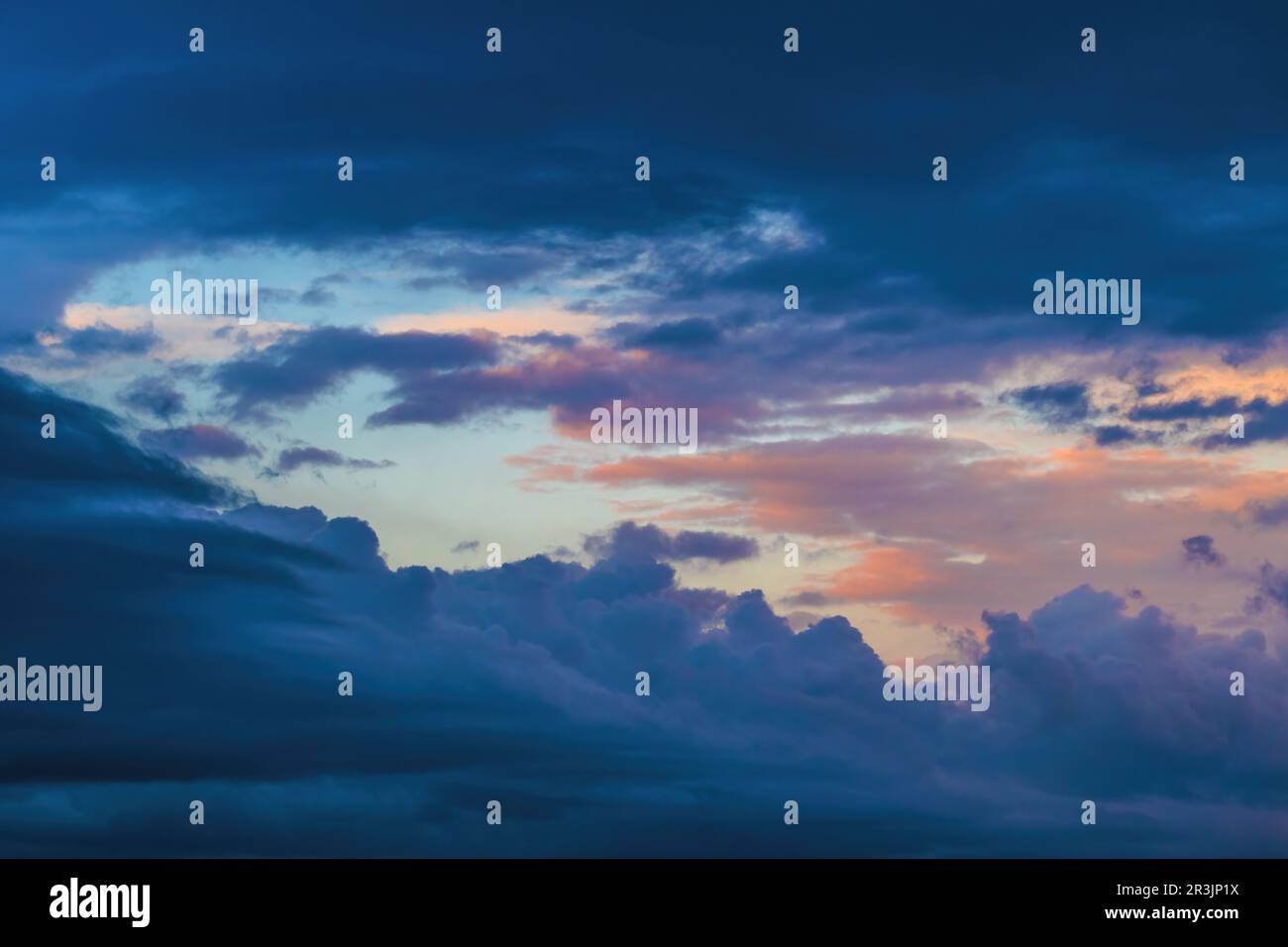 Coucher de soleil spectaculaire et nuages dans une variété de couleurs allant du chaud au froid comme arrière-plan Banque D'Images