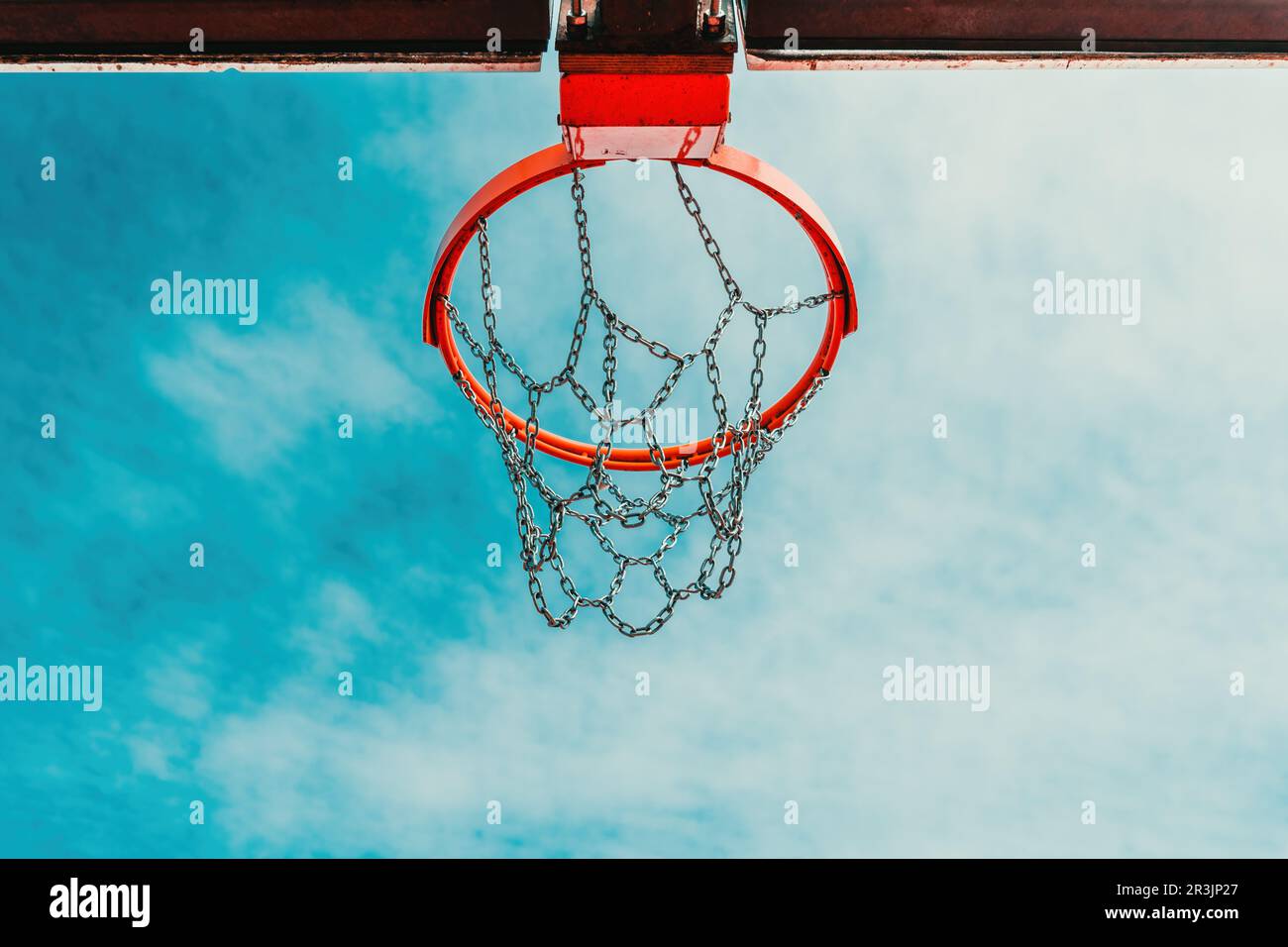 Vue en contre-angle d'un panier de basket-ball extérieur avec filet à chaîne  contre le ciel d'été Photo Stock - Alamy